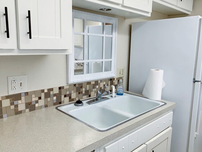 Building Photo - 2 Bed Townhouse with Garage! Convenient Lo...