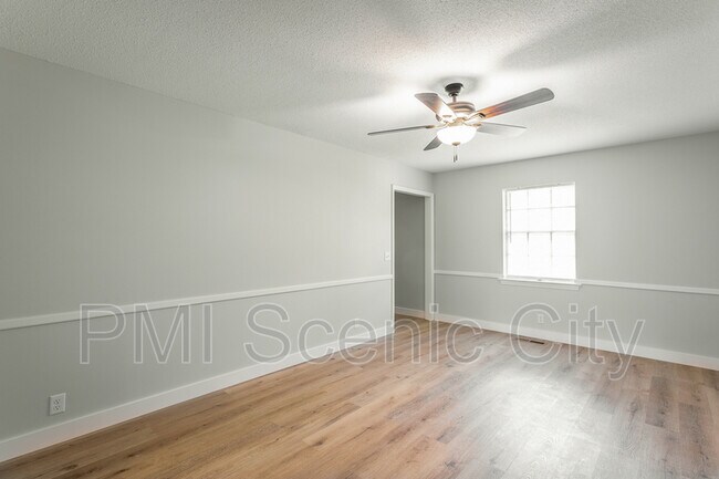 Building Photo - 508 Briar Park Ln