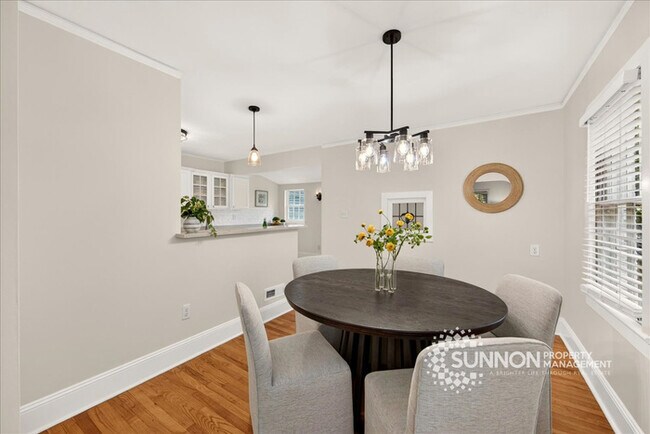 Building Photo - Adorable 3 Bedroom in Plaza Midwood Close to Everything