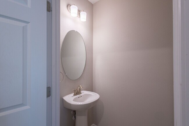 Building Photo - Gorgeous 3-Bed/2.5-Bath Townhome in Treves...