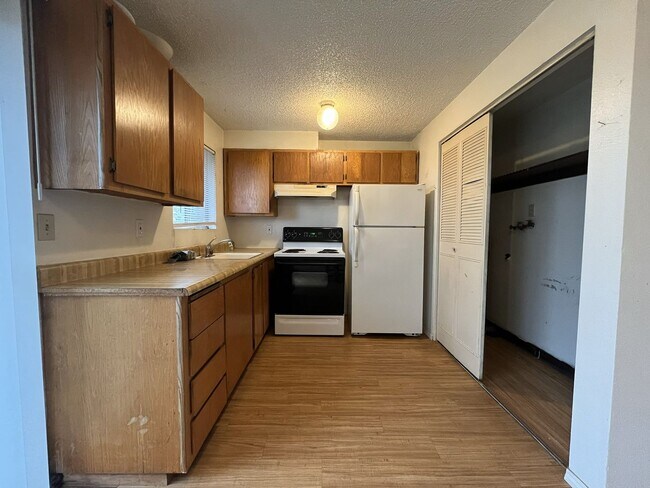 Building Photo - CCO867