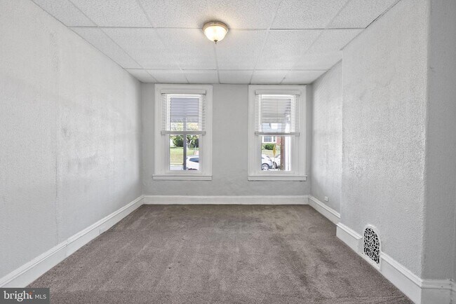 Building Photo - 832 Stanbridge St
