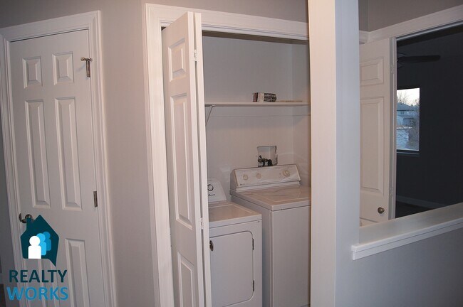 Building Photo - Well Maintained Townhome!