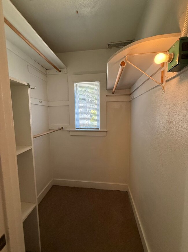 Building Photo - Cozy 2 bed 1 bath available now!