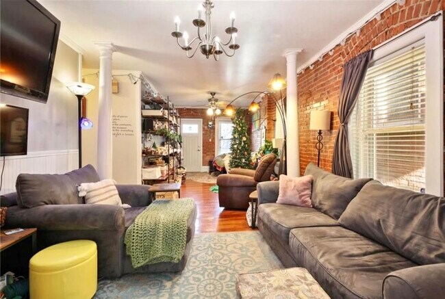 Building Photo - 1033 E 5th St