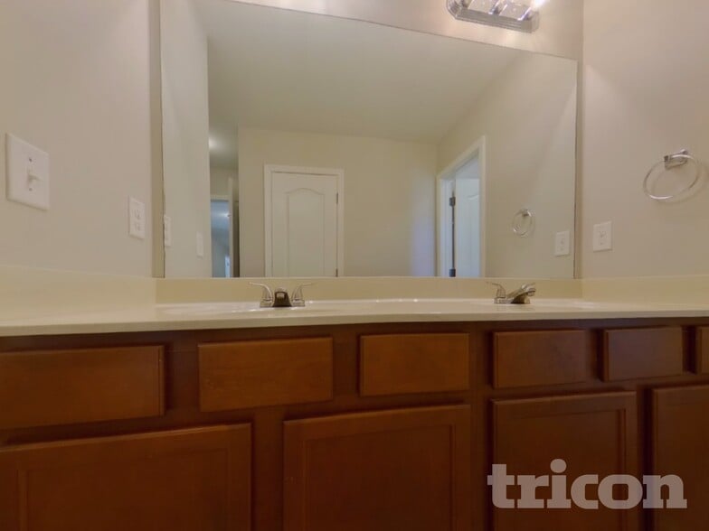 Building Photo - 808 Wade Farm Dr