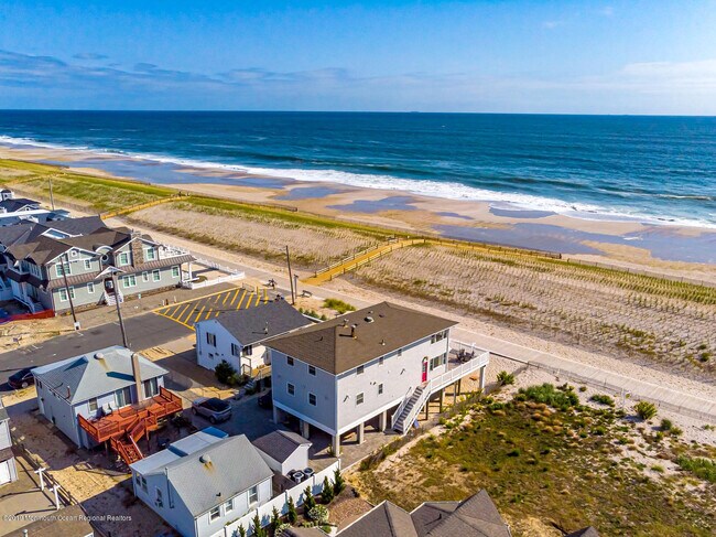 Building Photo - 2102 Oceanfront