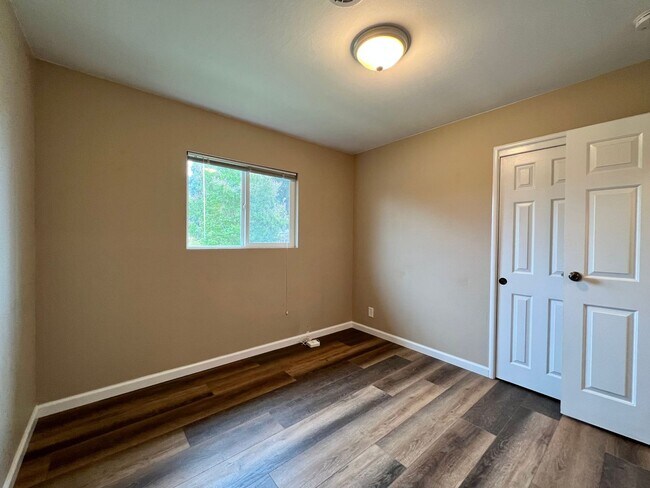 Building Photo - TENTATIVELY RENTED 3 Bedroom 2 Bathroom Na...