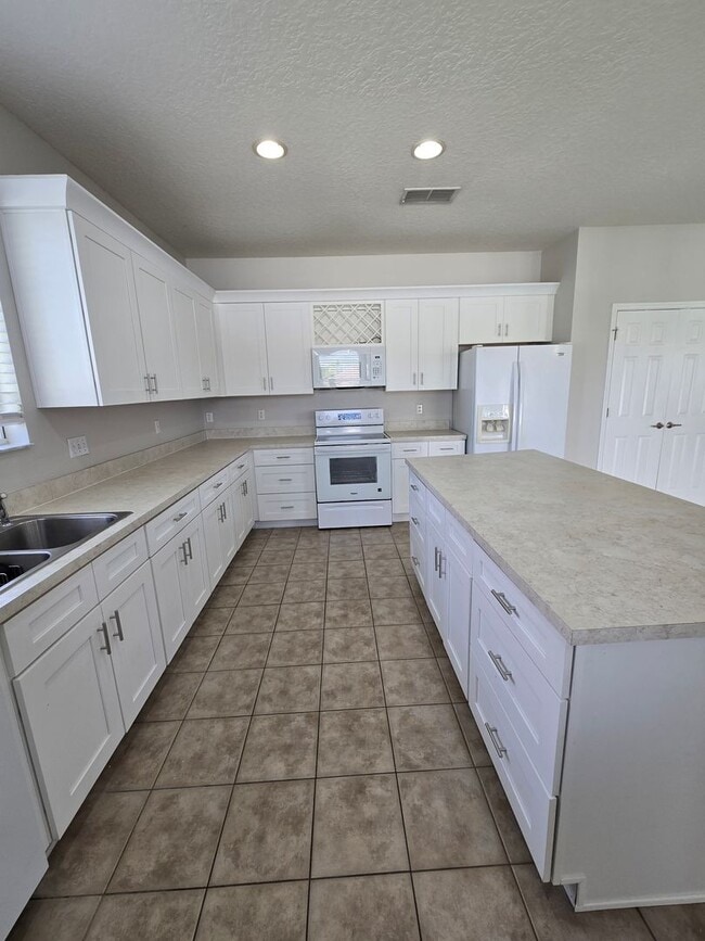 Building Photo - Beautiful 3BD / 2BA Home in Gated Communit...