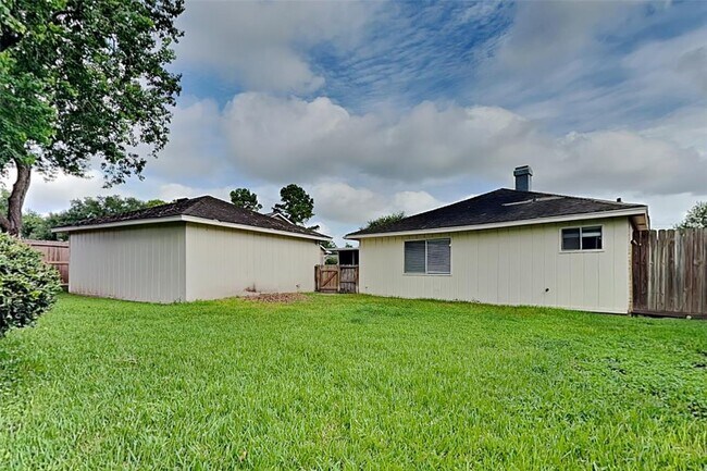 Building Photo - 1927 Hilton Head Dr