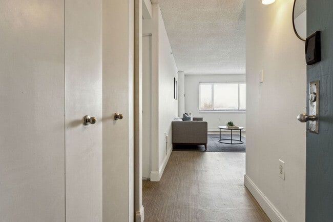 Building Photo - 1711 Bellevue Ave