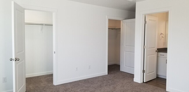 Building Photo - 3 Bedroom Town Home in Herriman Available ...