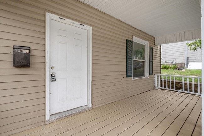 Building Photo - 735 Sylvan Ct