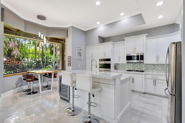 Building Photo - 10400 Trianon Pl
