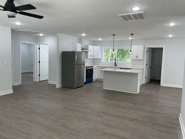 Building Photo - NEWLY REMODLED 3 BED, 2 BATH BRICK HOME LOCATED IN ASHEBORO! $1,750 RENT $1,750 DEPOSIT