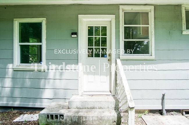 Building Photo - 3032 W 5th St