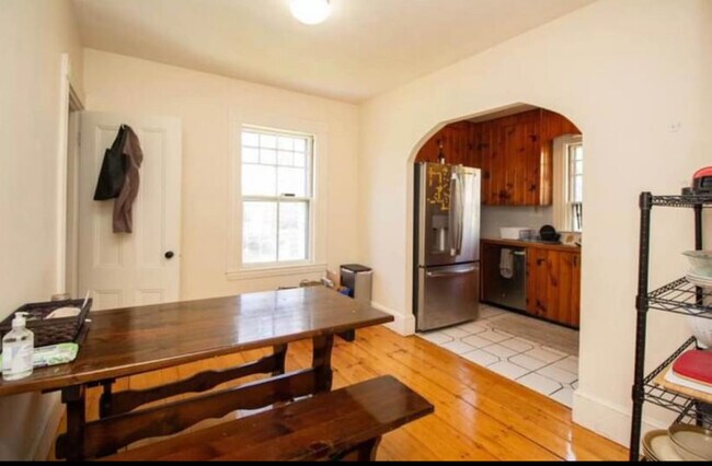 Building Photo - 184 Aspinwall Ave