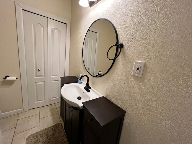 Building Photo - Charming Furnished Home - Short & Long Term Leasing