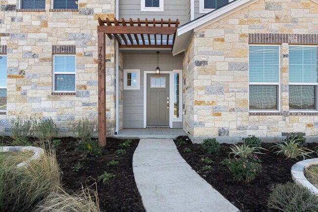 Primary Photo - 7627 Stonehollow