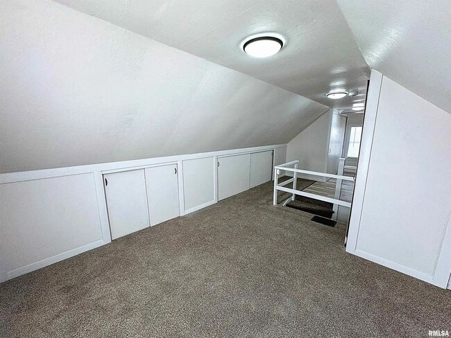 Building Photo - 3 bedroom Rental in Rock Island