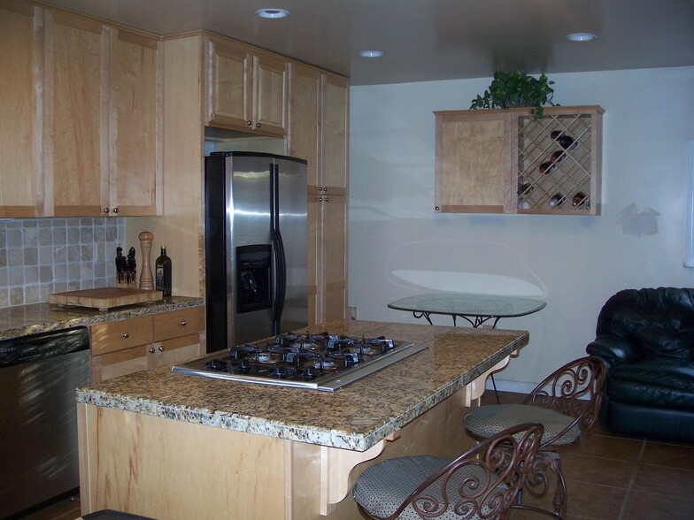 Deluxe spacious kitchen - 4023 Berdina Rd