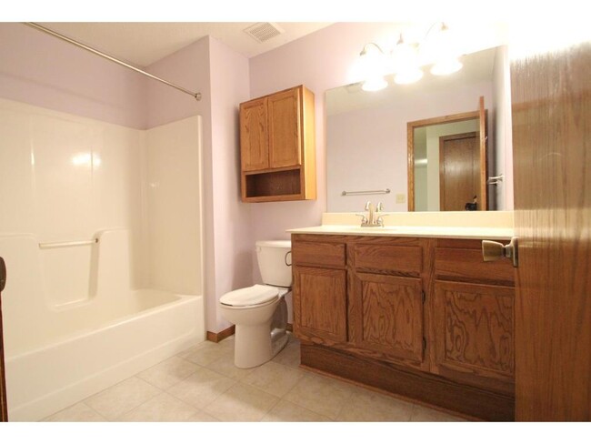 Building Photo - 207 Primrose Ct