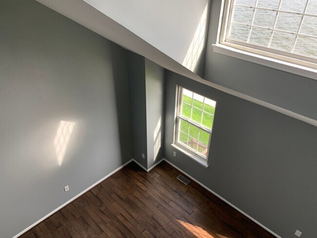 Building Photo - Gorgeous 3 BR/2 Full BA & 2 Half BA Waterf...
