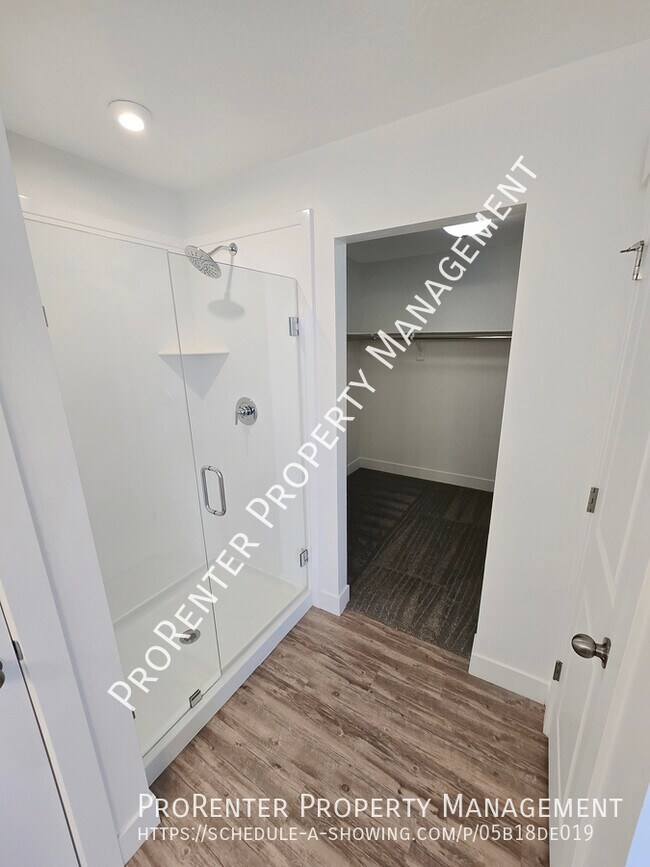 Building Photo - 3111 S Edgewater Cv