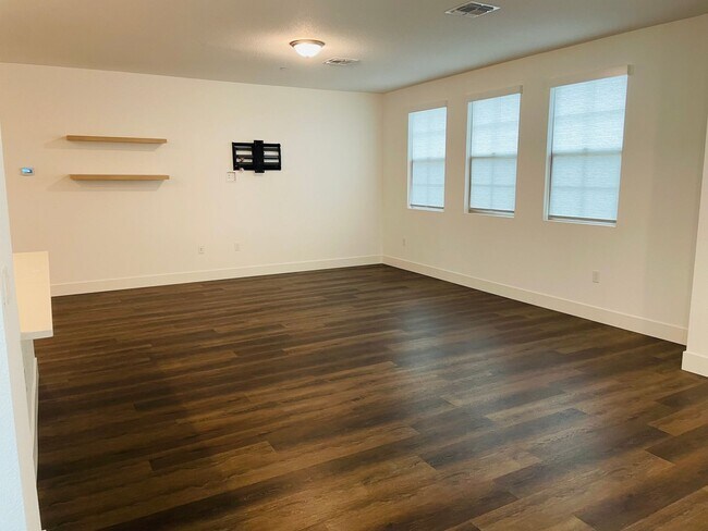 Building Photo - 5301 E Commerce Way