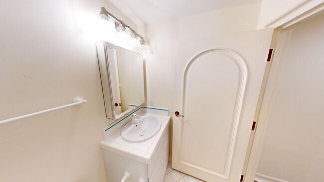 Building Photo - Spacious 4-bedroom 4.5 bath Home in a Gated Complex