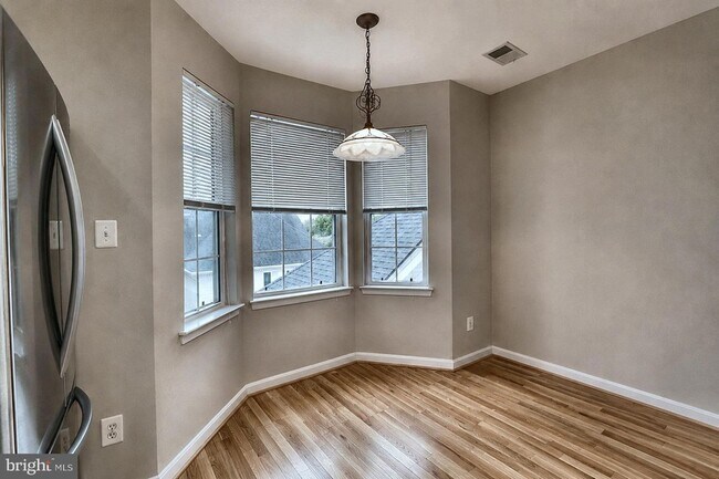 Building Photo - 25340 Lake Mist Square