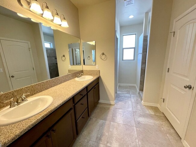 Building Photo - Beautiful 3 Bedroom Home in Southern Vistas w/ Solar!