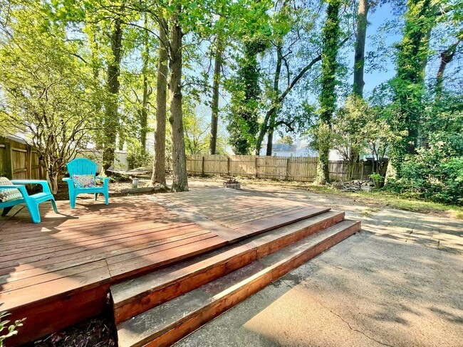 Building Photo - READY 11-07-25!! 3-Bedroom Townhome at the...