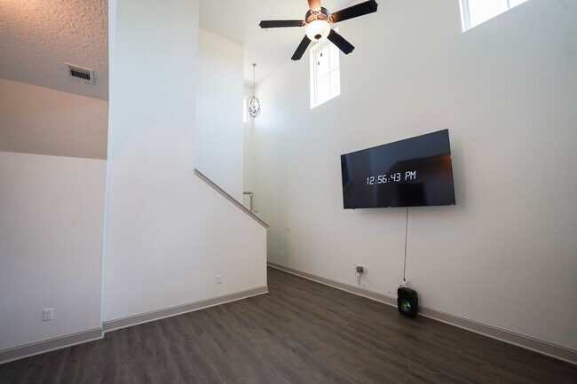 Building Photo - AVAILABLE NOW!