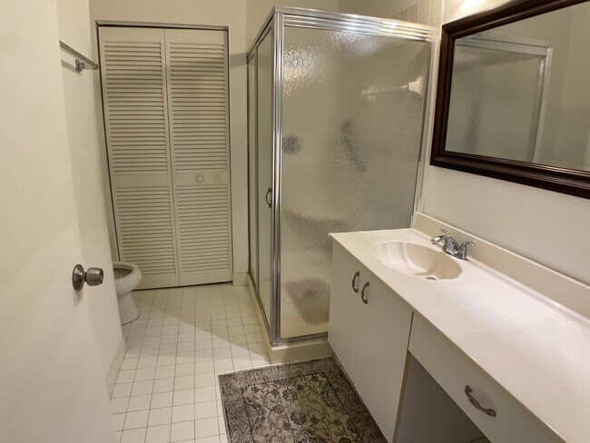 Building Photo - 5016 Rose Hill Dr