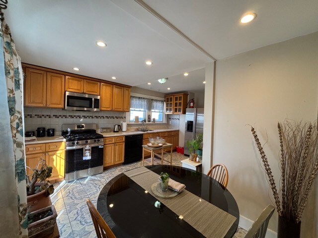 Building Photo - 1974 William St