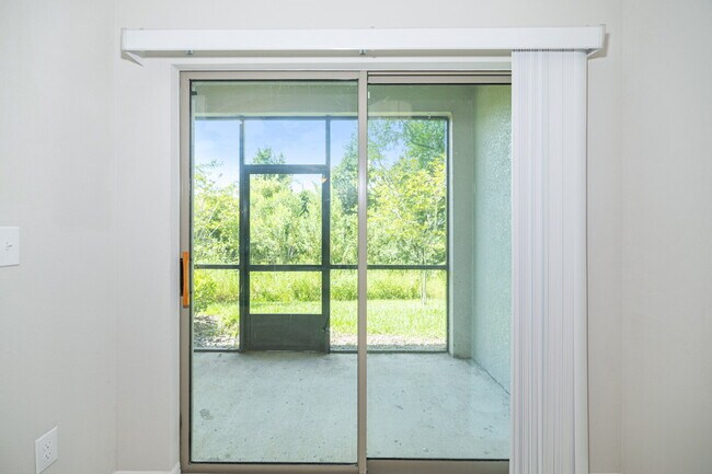 Building Photo - "Charming 3-Bed Sanctuary in Lutz with gre...