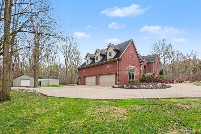 Building Photo - 6986 Montgomery Dr