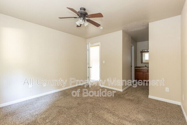 Building Photo - 695 Manhattan Dr