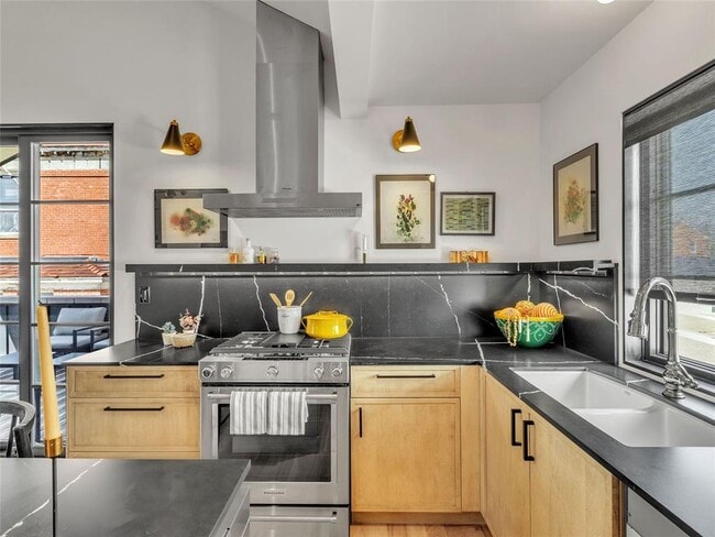 Building Photo - 1229 N Dewey Ave