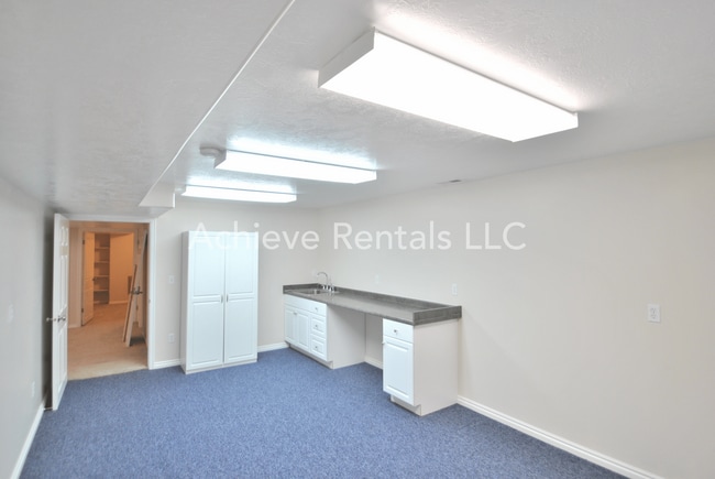 Building Photo - 637 E 950 S