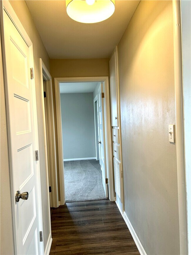 Building Photo - 301 Crestview Dr