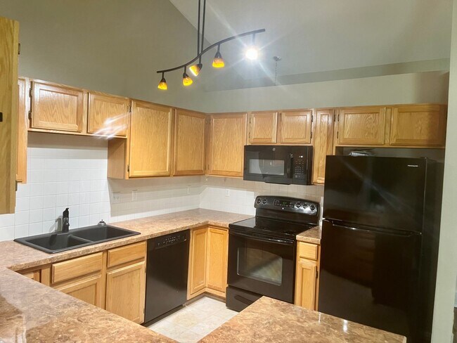 Building Photo - 2 Bed, 2 Bath Townhome with Office, & Fenced Back Patio in Prime Fort Collins Location!