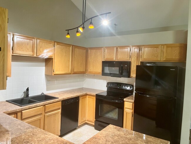 Building Photo - Charming 2 Bedroom House with Office, Fenc...