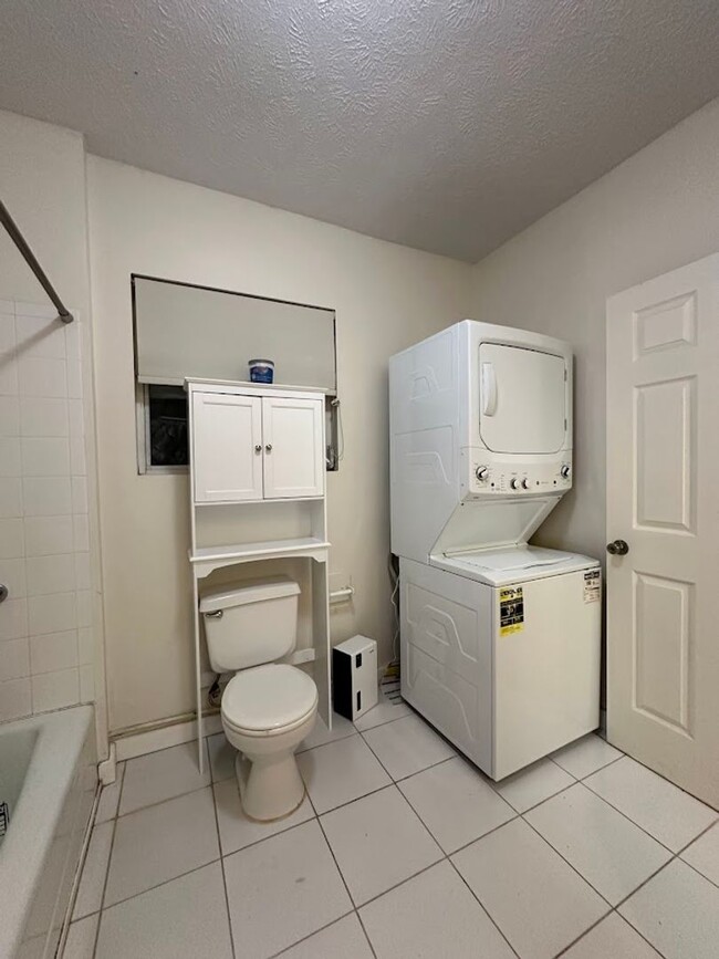 Building Photo - Nuuanu Pali Ground floor duplex 3 bed, 1 b...