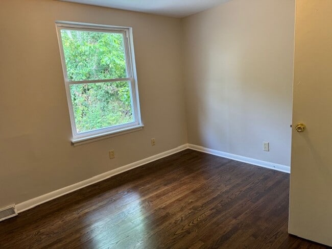 Building Photo - Newly Renovated Unit!