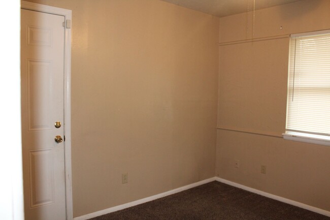 Building Photo - 3 Bed, 1 1/2 bath, 1 Car Garage - Tinker C...