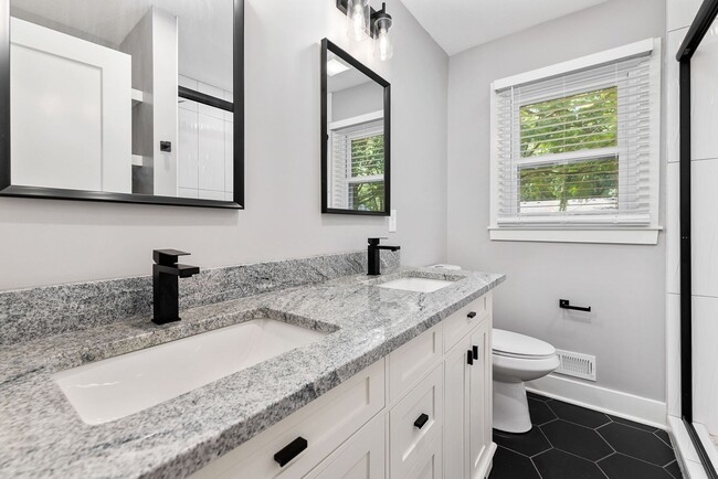Building Photo - Awesome Renovated OP House