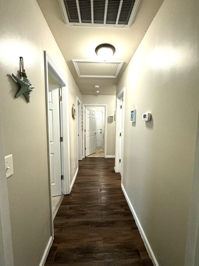 Building Photo - An adorable home within the City!