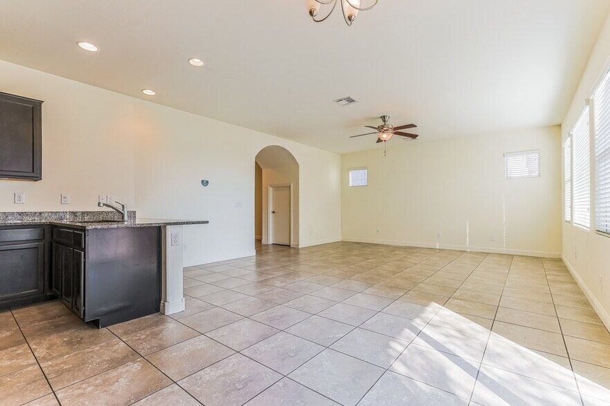 Building Photo - 5537 E Jaeger St